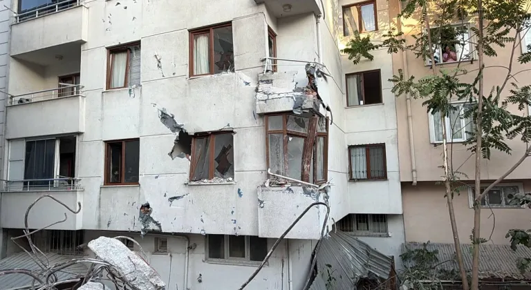 Küçükçekmece'de yıkımı süren bina bitişikteki apartmana yaslandı