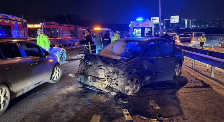 Küçükçekmece'de zincirleme kazada 1 kişi yaralandı