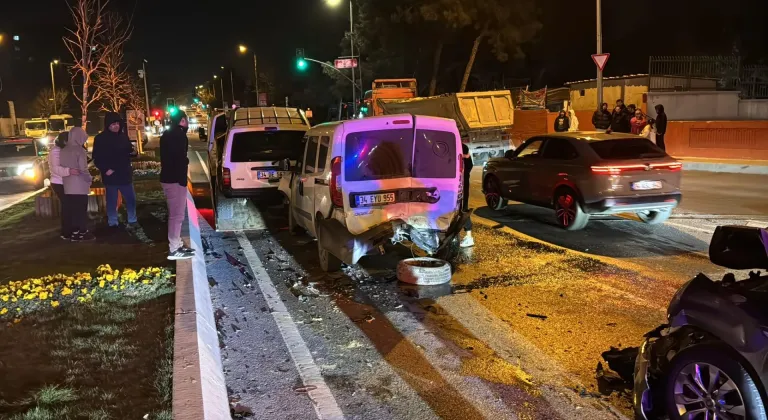 Küçükçekmece'de zincirleme trafik kazasında 2 kişi yaralandı