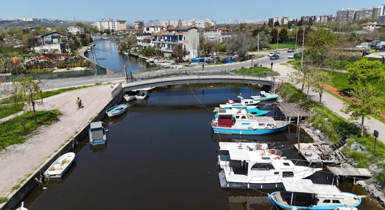 Küçükçekmece'deki Menekşe Deresi'nin rengi değişti