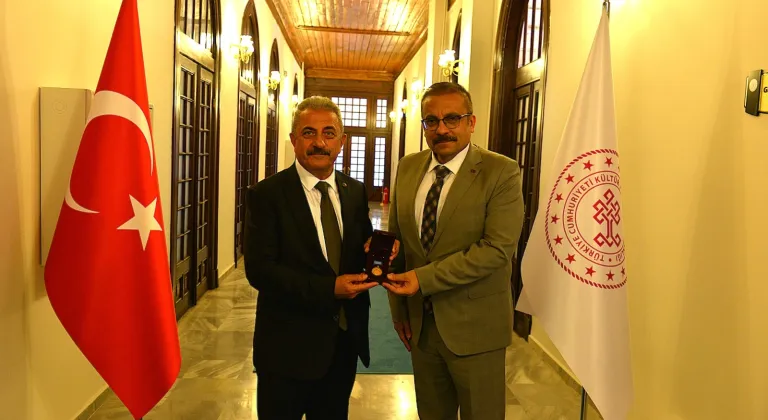 Kültür Varlıkları ve Müzeler Genel Müdürü Birol İnceciköz'e TÜRKSOY Madalyası verildi