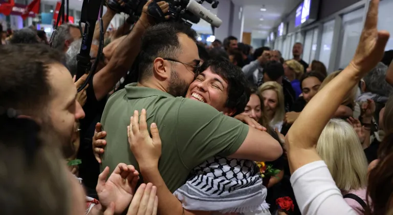 Küresel Sumud Filosu’ndaki Yunan aktivistlerden oluşan kafile Atina’ya ulaştı