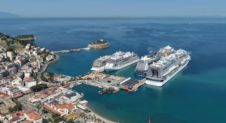 Kuşadası'na 4 kruvaziyerle 10 bin 800 turist geldi