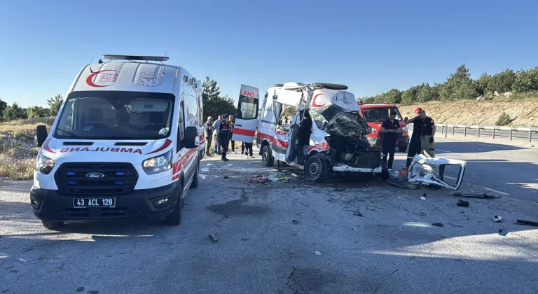 Kütahya'da ambulansın iki tıra çarptığı kazada 1 kişi öldü, 4 kişi yaralandı