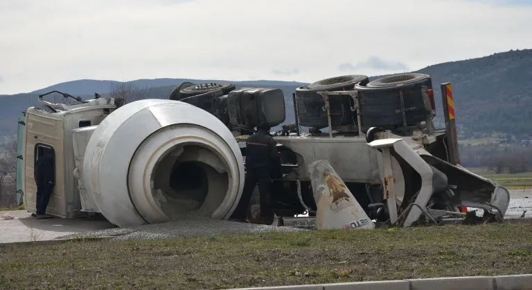 Kütahya'da aynı firmaya ait beton mikserlerinin çarpıştığı kazada 2 kişi yaralandı