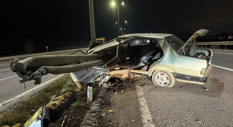 Kütahya'da bariyere çarpan otomobilin sürücüsü ağır yaralandı