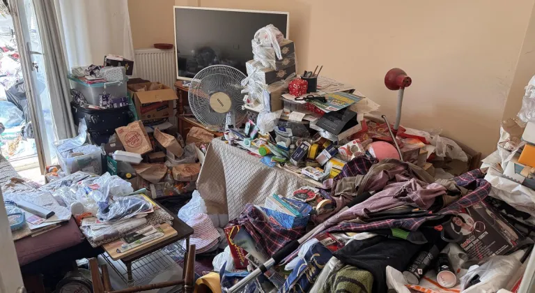Kütahya'da emekli profesörün iki dairesinde biriktirdiği çöpler temizleniyor
