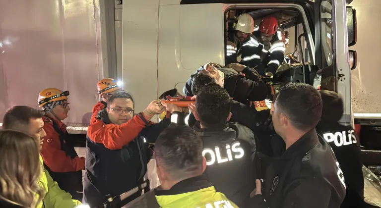 Kütahya'da kırmızı ışıkta bekleyen araca çarpan tır sürücüsü ağır yaralandı