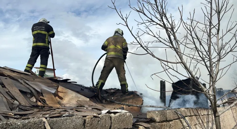 Kütahya'da  mobilya atıklarının bulunduğu depoda çıkan yangına müdahale ediliyor
