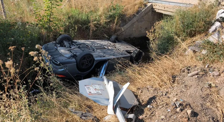 Kütahya'da sulama kanalına devrilen otomobilin sürücüsü yaralandı