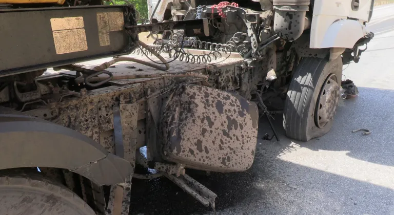 Kütahya'da tır ile otomobilin çarpıştığı kazada 4 kişi yaralandı