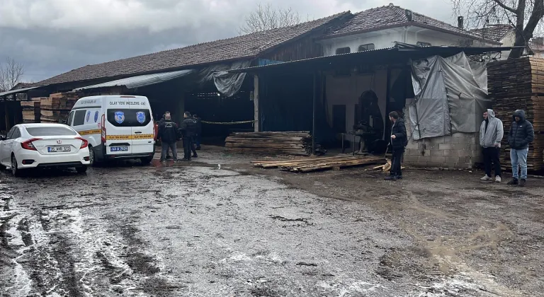 Kütahya'da tomruk biçme makinesinin üstüne düşen işçi öldü
