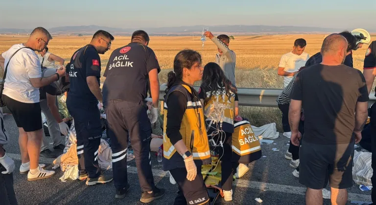 Kütahya'da yolcu otobüsü bariyerlere çarpıp devrildi