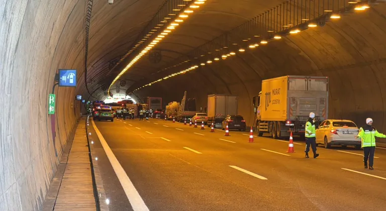 Kuzey Marmara Otoyolu'nda devrilen tanker trafiğe neden oldu