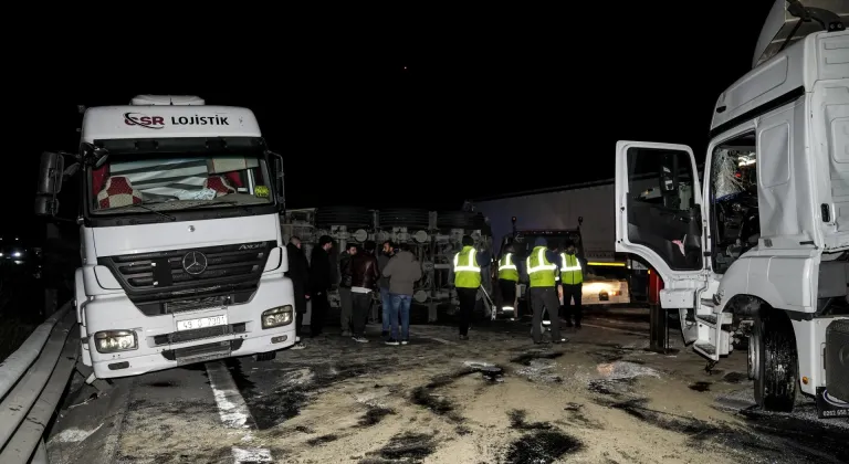 Kuzey Marmara Otoyolu'nda iki tırın karıştığı kazada 2 kişi yaralandı