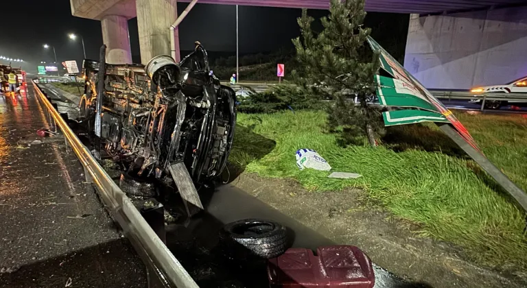 Kuzey Marmara Otoyolu'nda refüje çıkan minibüsteki 1 kişi öldü, 1 kişi ağır yaralandı