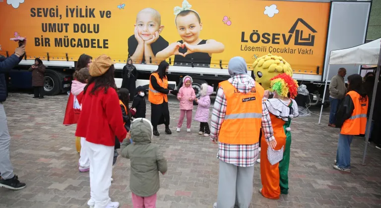LÖSEV'in "İyilikler Tırı"ndan Niğde'deki hasta çocuklar ve ailelerine yardım