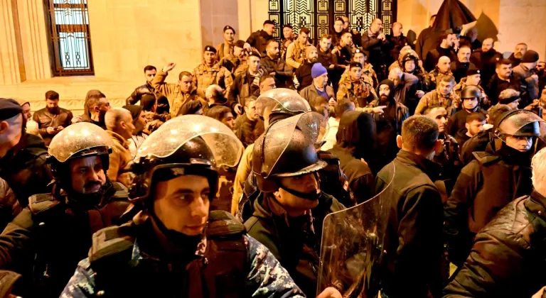 Lübnan'da maaşlarının iyileştirilmesini isteyen emekli askerler, Meclis binasına girmeye çalıştı