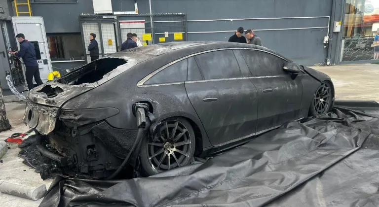 Lüks otomobil şarj istasyonunda alev aldı
