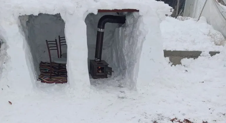 Malatya'da bir baba, çocukları için kardan ev yaptı