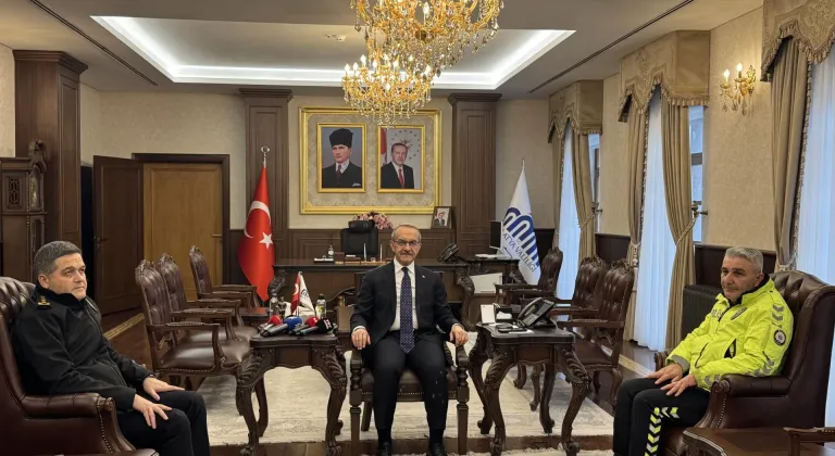 Malatya'da çorabını çıkarıp üşüyen çocuğa giydiren polis memuruna başarı belgesi