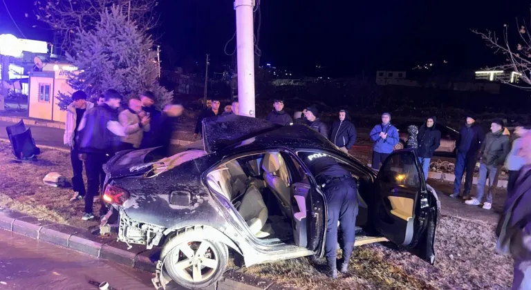 Malatya'da direğe çarpan otomobilin sürücüsü yaralandı
