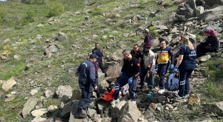 Malatya'da kayalıklarda mahsur kalan yaşlı kadın kurtarıldı