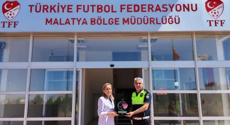 Malatya'da statta maç izleyen çocuğa çorabını veren polise Fair Play Ödülü