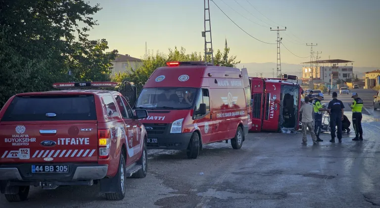 Malatya'da yangına giden itfaiye aracının devrilmesi sonucu 3 kişi yaralandı