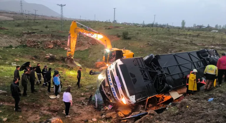 Malatya'da yolcu otobüsü şarampole devrildi