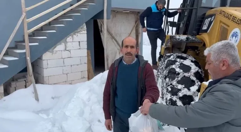 Malatya'da yolu kapalı kırsal mahalledeki hastaya ilaçlarını belediye ekipleri ulaştırdı