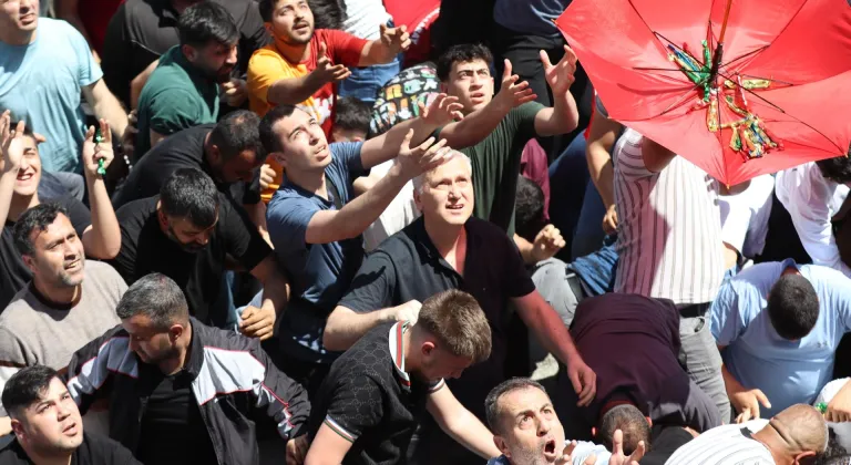 Manisa'da 10 ton mesir macunu halka saçıldı