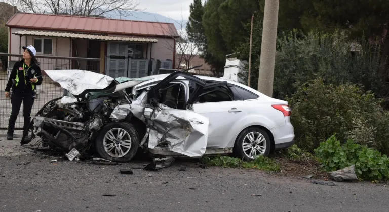 Manisa'da 3 aracın karıştığı kazada 2 kişi öldü, 4 kişi yaralandı