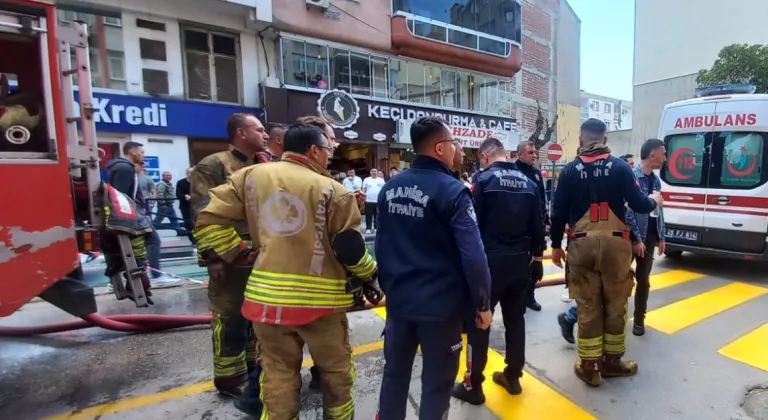 Manisa'da apartmanda çıkan yangında bir kişi yaralandı, mahsur kalan görme engelli merdivenle kurtarıldı