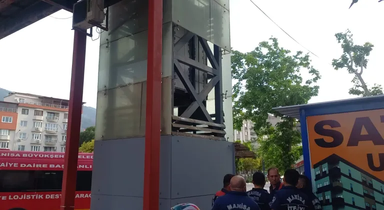 Manisa'da asansör ile koruma demirleri arasında sıkışan genç hayatını kaybetti