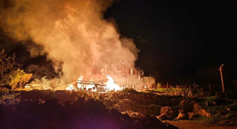 Manisa'da çıkan ev yangınında 1 kişi dumandan etkilendi