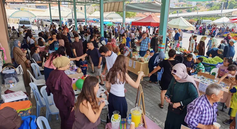Manisa'da çocuklar "mini pazar" şenliğinde tezgah açtı