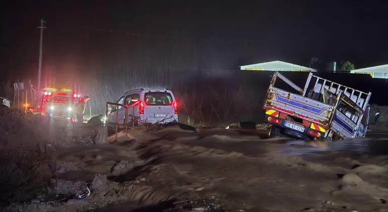 Manisa'da iki araç debisi yükselen derede sürüklendi