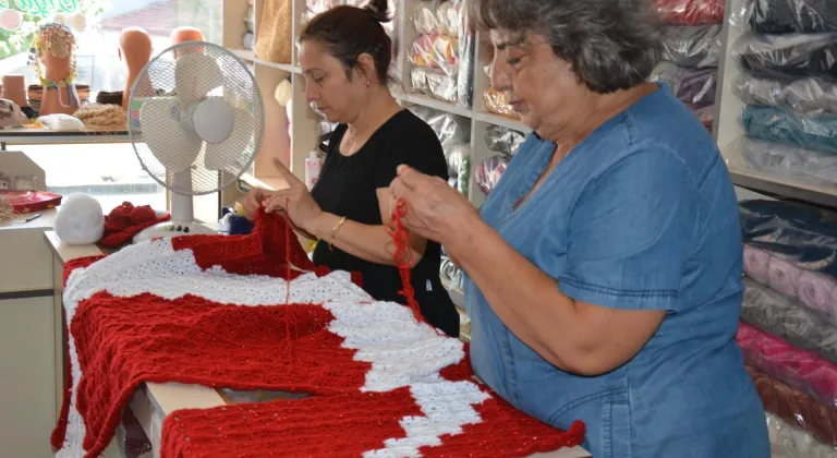 Manisa'da kadınlar 30 Ağustos Zafer Bayramı'na özel Türk bayrağı ördü