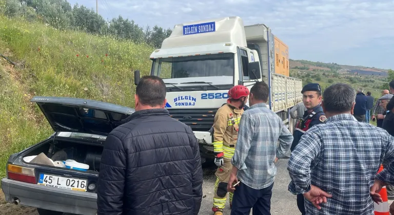 Manisa'da kamyonla çarpışan otomobildeki 1 kişi öldü, 1 kişi yaralandı