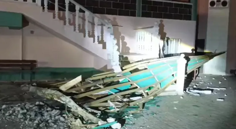 Manisa’da kuvvetli fırtına hayatı olumsuz etkiledi