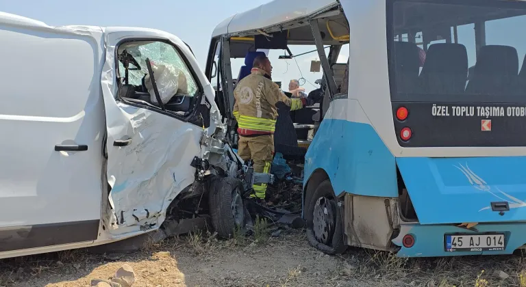 Manisa'da midibüsle panelvanın çarpışması sonucu 1 kişi öldü, 10 kişi yaralandı