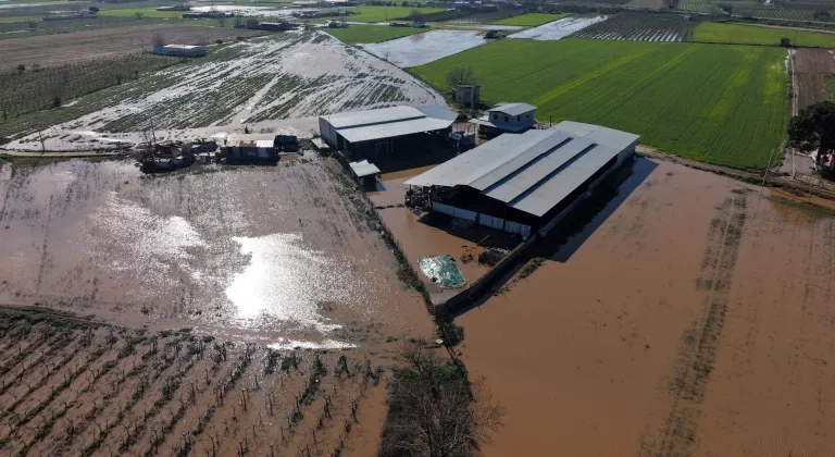 Manisa'da sağanak ve fırtınanın ardından hasar tespit çalışmaları sürüyor