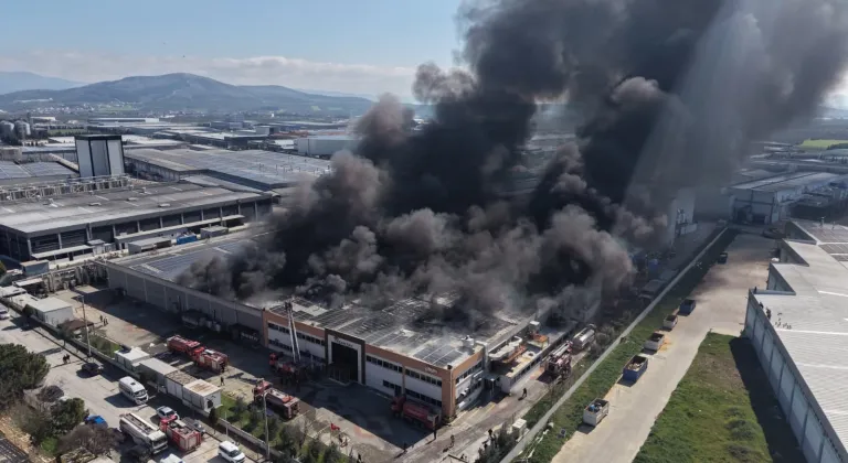 Manisa'da şekerleme fabrikasında yangın çıktı
