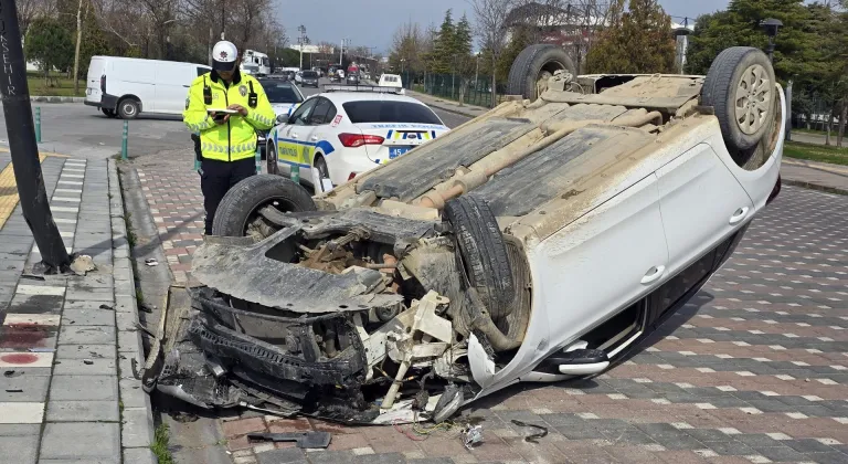 Manisa'da takla atan otomobildeki 2 kişi yaralandı