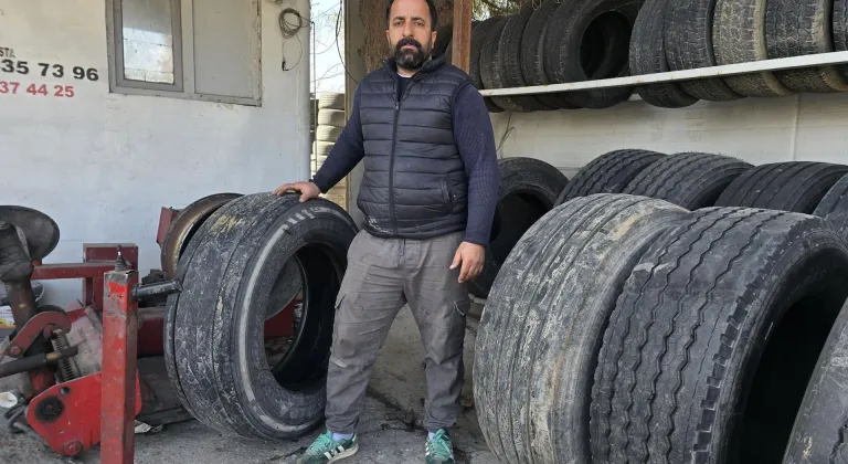 Manisa'da tamir için sökülen tır lastiğinin yola doğru ilerlemesi güvenlik kamerasında