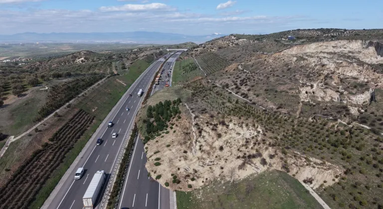 Manisa'da toprak kaymasının olduğu İstanbul-İzmir Otoyolu'ndaki çalışmalar sürüyor
