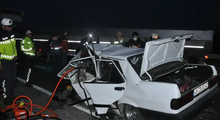 Manisa'da üç otomobilin karıştığı kazada 2 kişi ölü, 5 kişi yaralandı
