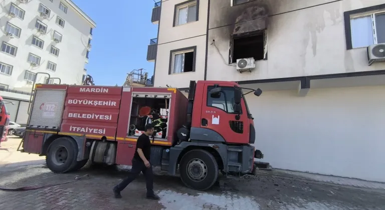 Mardin'de apartman dairesinde çıkan yangında 3 kişi dumandan etkilendi