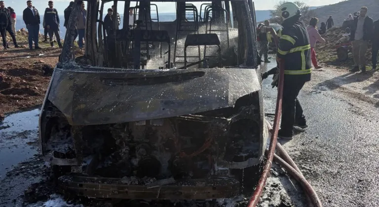 Mardin'de seyir halindeki bir minibüs yandı